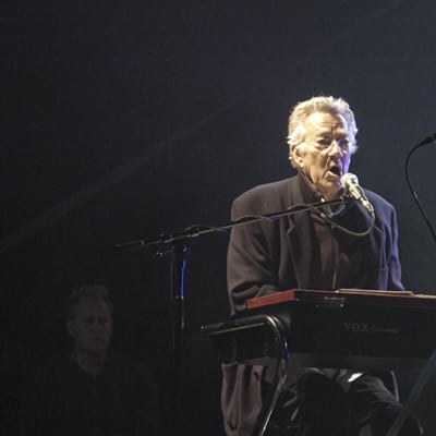 Ray Manzarek soittaa koskettimia ja laulaa mikrofoniin