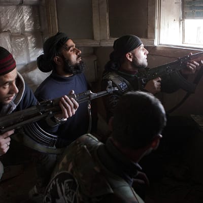 Kapinallistaistelijoita asemissa Aleppon vanhassa kaupungissa.