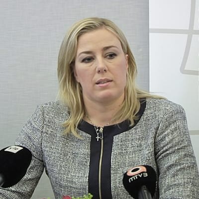 SDP:n puheenjohtaja Jutta Urpilainen puolueensa ministerikierrätystä käsitelleessä tiedotustilaisuudessa.