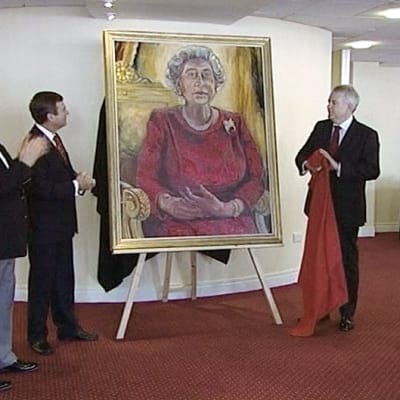 Dan Llywelyn Hallin maalaama kuningatar Elisabetin muotokuva paljastettaan.