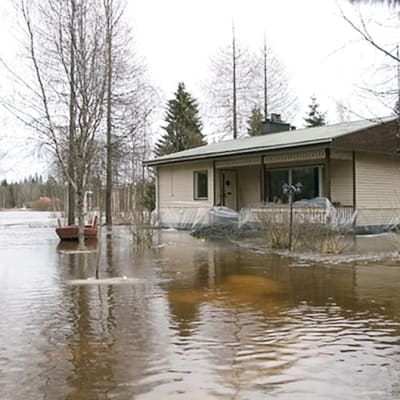Tulvan saartama omakotitalo Pyhäjoella 19. huhtikuuta.