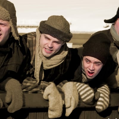 Pojat-näytelmän poikia.