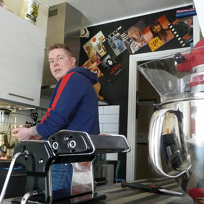 Teijo Salonpää keittiössään