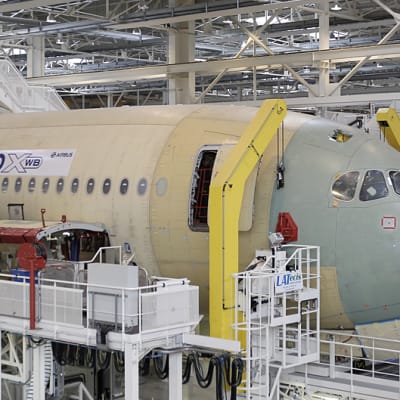 Keskeneräinen Airbus A350-lentokone tehtaalla.