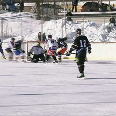 Ilmavoimat ja tamperelaiskiekkoilijat pelaavat jääkiekkoa.
