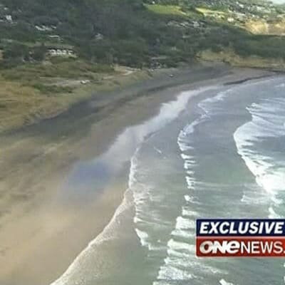 Murawai Beach uusiseelantilaisen televisioyhtiön videolla vähän haihyökkäyksen jälkeen.