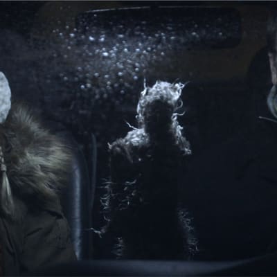 Nuori nainen (Enni Ojutkangas) ja mies (Raimo Hytti) istuvat hämärässä autossa. Kuva elokuvasta Case Rabbit.