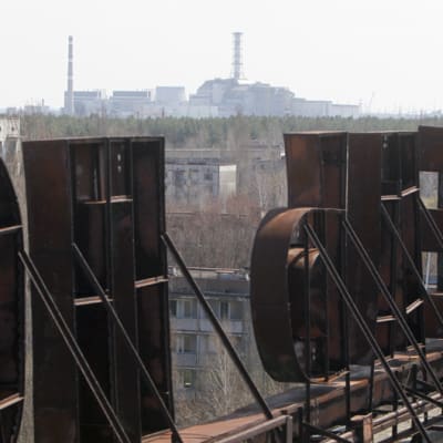 Tshernobylin ydinvoimala nähtynä hotellin katolta Pripjatin kaupungissa Ukrainassa.