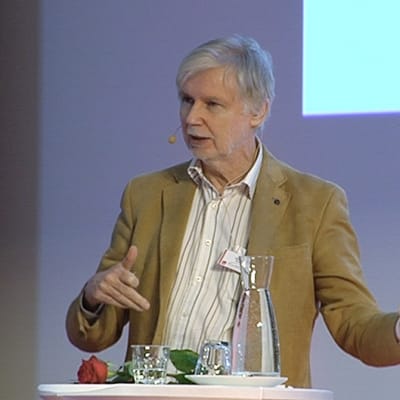 Ulkoministeri Erkki Tuomioja puhuu SDP:n puheenjohtajapäivillä.