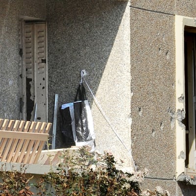 Luodinreiät näkyvät selvästi poliisin ja Mohamed Merahin välisen tulitaistelun jälkeen tämän asunnon ulkoseinissä ja ikkunanpielissä.
