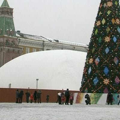 Leninin mausoleumi Moskovan Punaisella torilla peitettynä korjausten vuoksi.