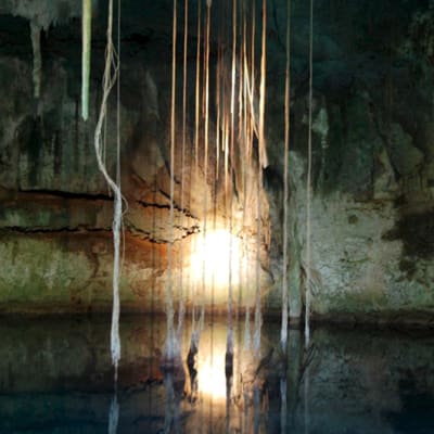 Vedenalainen luolaston uskotaan olleen mayojen portti "pelon paikkaan", Xibalbaan. Kuva on vuodelta 2008.