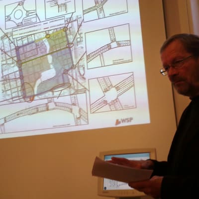 Konsultti Björn Silfverberg esittelee Tampereen keskustan kehäkadun karttaa.
