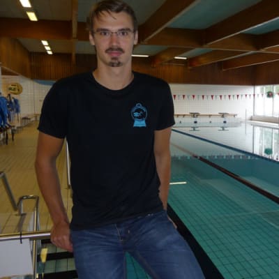 Vapaasukeltaja Mikko Pöntinen uima-altaan reunalla.