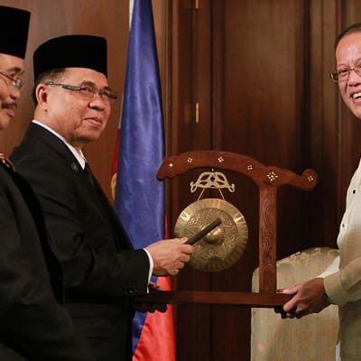 Moron Islamilaisen vapautusrintaman MILF:n edustajat Mohagher Iqbal ja Murad Ebrahim ojensivat Filippiinien presidentille Benigno Aquinolle gongin rauhansopimuksen solmimisen kunniaksi.