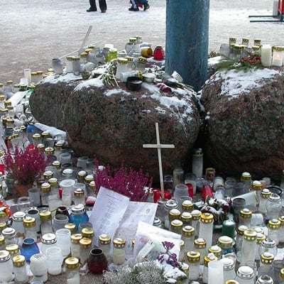 Kynttilöitä, kukkia ja muistosanoja Myyrmannin kauppakeskuksen ulkopuolella räjähdyksen jälkeen.