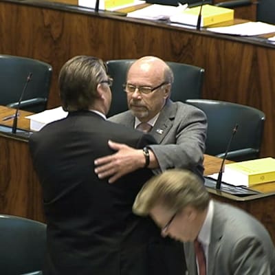 Timo Soini ja Juha Väätäinen halaavat sovinnon merkiksi eduskunnassa.