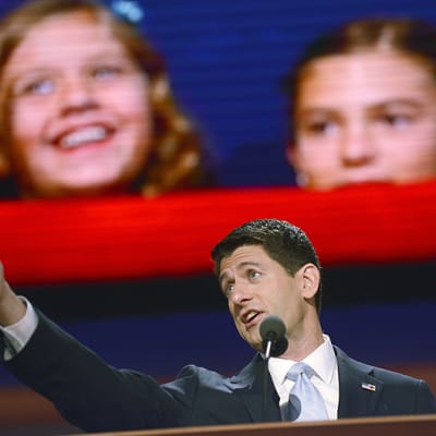 Republikaanien varapresidenttiehdokkaaksi valittu Paul Ryan puhuu puoluekokouksessa.