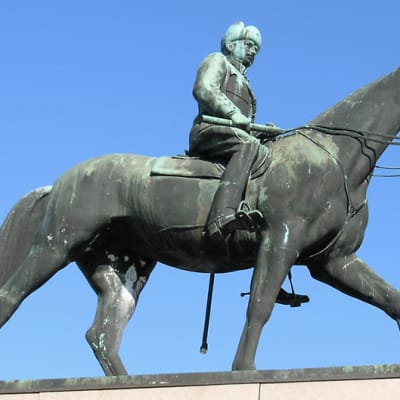 Mannerheimin patsas Kiasman edessä.
