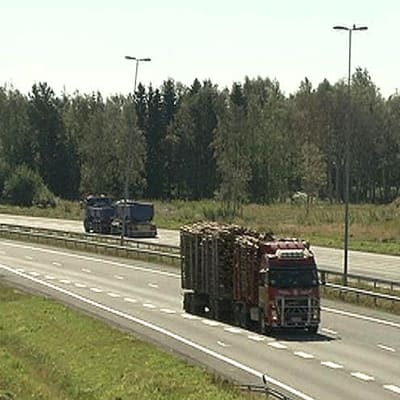 Rekkoja Kemi-Tornio moottoritiellä.