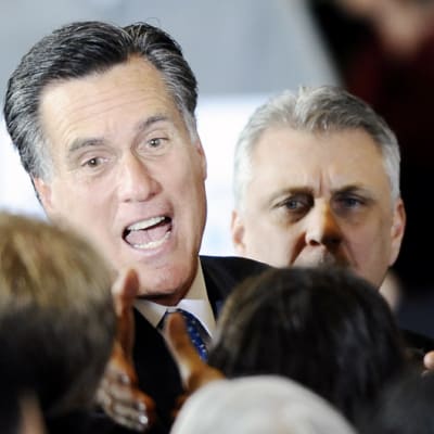 Mitt Romney tervehtii kannattajiaan Bostonissa
