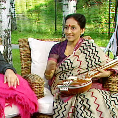 Intialaisen karnaattisen musiikin maailmantähti Bombay Jayashiri (vas.) ja säveltäjä-kirjailija Eero Hämeenniemi Aamu-tv:n vieraana.
