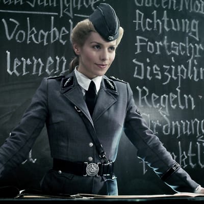 Julia Dietze on natsiopettajattarena luokan edessä.