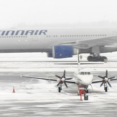 Finnairin lentokonetta huolletaan lentokentällä.