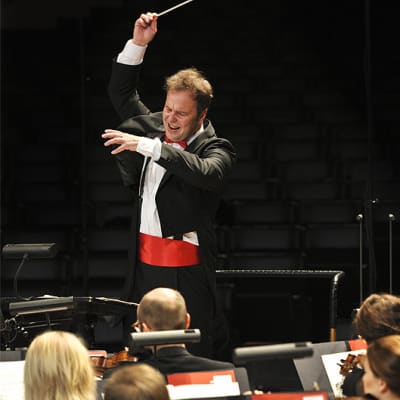Sakari Oramo johtamassa Radion sinfoniaorkesteria.