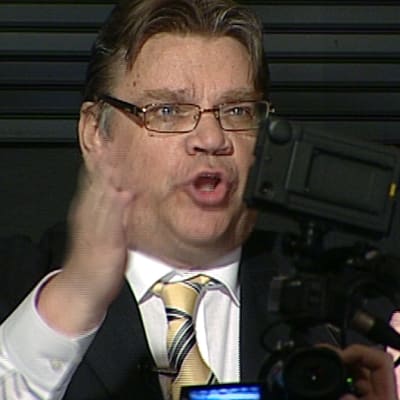 Timo Soini pitämässä puhetta vaali-iltana.