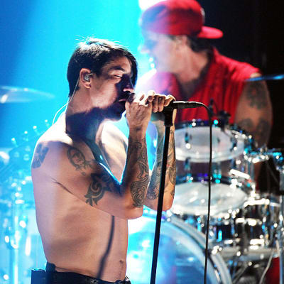 Red Hot Chili Peppers -yhtyeen basisti Michael "Flea" Balzary, laulaja Anthony Kiedis ja rumpali Chad Smith esiintymässä.