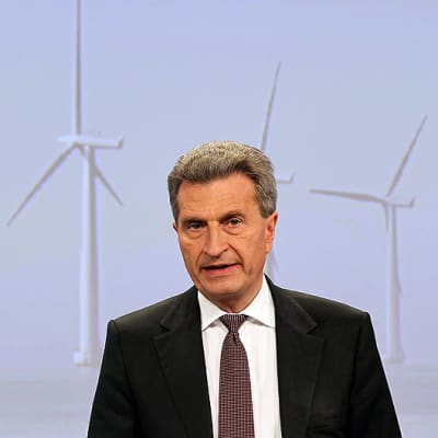 Euroopan unionin energiakomissaari Günther Oettinger puhumassa lehdistötilaisuudessa.