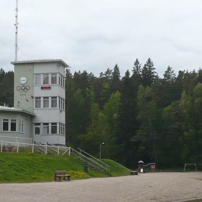 Hämeenlinnan Ahveniston kioski ja urheilukeskuksen torni.