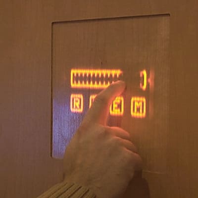 Tampereen teknillisen yliopiston älykodin kosketusnäyttö valojen ohjaamiseen.