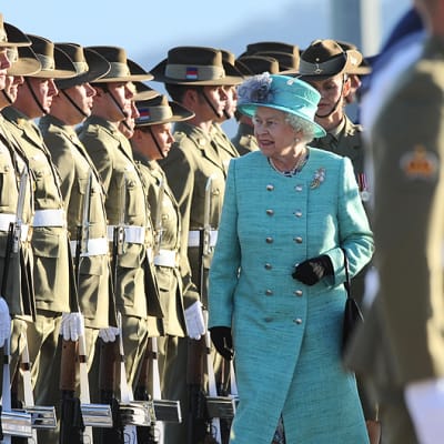 Kuningatar Elisabeth II tarkastaa kunniakomppanian.