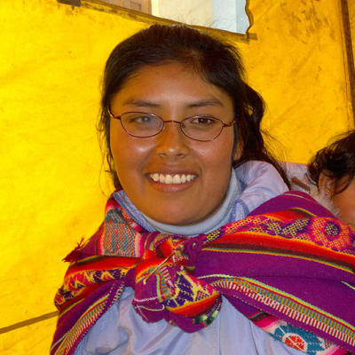 Perulainen nainen lapsi kantoliinassaan