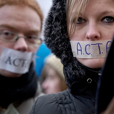 Mielenosoittajia Acta-sopimuksen ratifiointia vastustaneessa mielenosoituksessa.