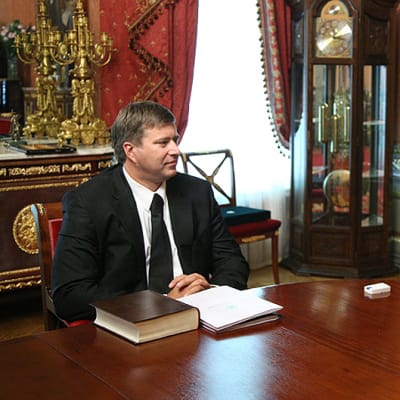Venäjän oikeusministeri Alexander Konovalov ja patriarkka Kirill patriarkan asunnolla.