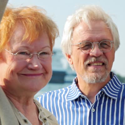 Tarja Halonen ja Pentti Arajärvi laivan kannella.