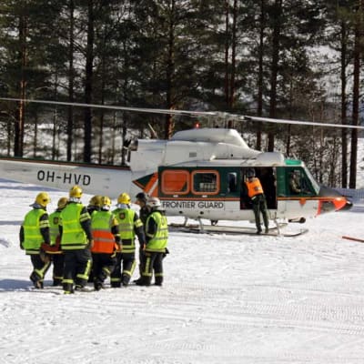 Rajavartiolaitoksen helikopteri Muurolan kylässä Rovaniemellä pelastusharjoituksessa