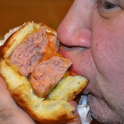 mies syö hotsia