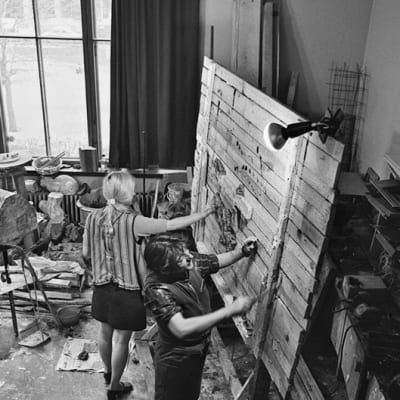Kuvanveistäjä Kain Tapper (oik.) Lallukan ateljeessaan 1970-luvun alkupuolella.