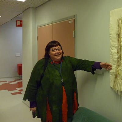 Saila Karpiola kierrätti Kihlaus-työhänsä mummon vanhan huivin. Niin se yhdistää kolmea sukupolvea.
