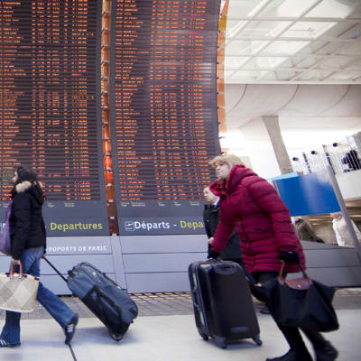 Matkustajia Charles de Gaullen lentoasemalla.