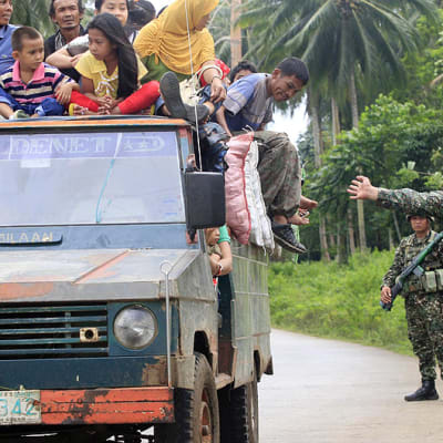 Filippiiniläiset merijalkaväen sotilaat tarkastavat autoa.