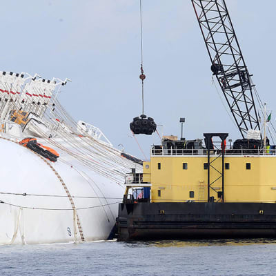 Costa Concordian öljysäiliöitä valmistaudutaan tyhjentämään.