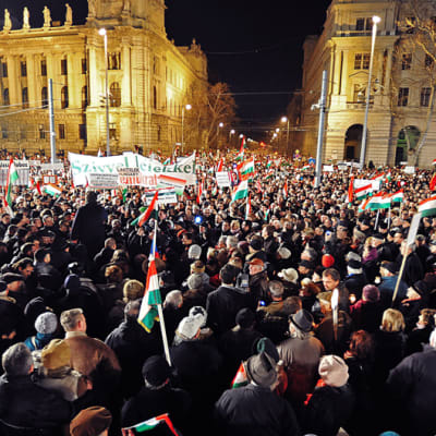 Ihmiset osoittavat mieltään hallituksen puolesta Budapestissa.