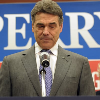 Rick Perry ilmoittaa vaimonsa Anitan ja poikansa Griffinin kanssa luopuvansa republikaanien presidenttiehdokkuudesta.