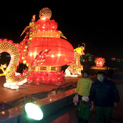 Noin neljä metriä korkea lohikäärmehahmo ja sen perässä oleva koristeellinen jättilamppu valaisevat yöllistä Haiyangin kaupunkiaukiota Kiinassa.