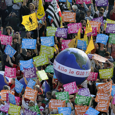 G20-kokousta vastustavat mielenosoittajat marssivat.